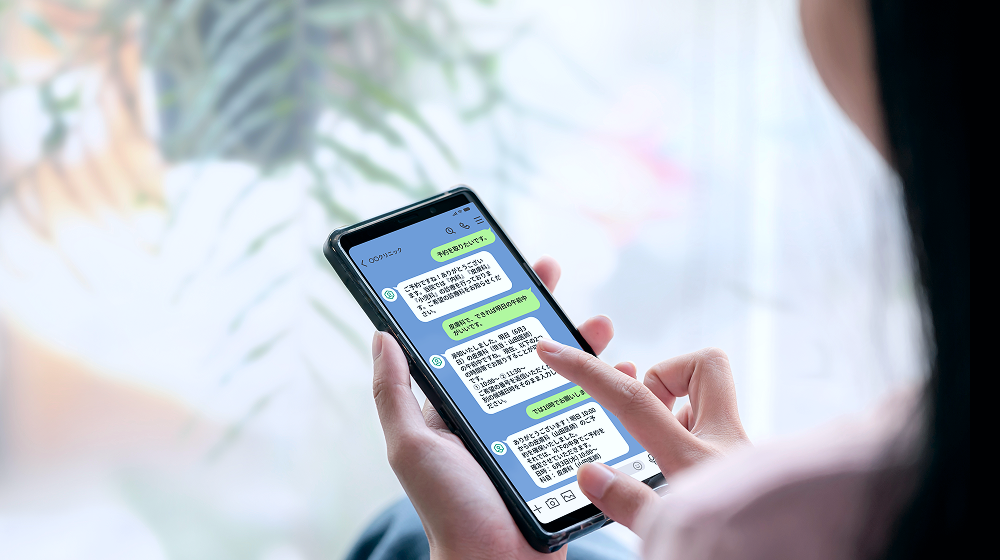 スマートフォンでLINEを操作する様子